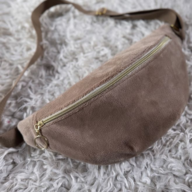 ✨ Ledvinka z hebkého plyše v cappuccino odstínu 🤎 Vznikla ze zbytků látky, ze které jsem dříve šila hnízdečko — nic...